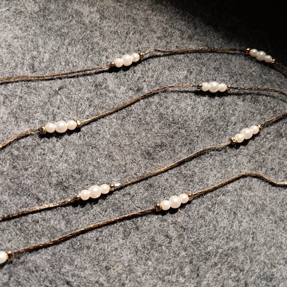 Gold petite chain triple pearl design 1980s vintage